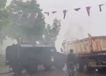 Situata në Veri të Kosovës/ Autoblindi i policisë godet kamionin e vendosur si barrikadë