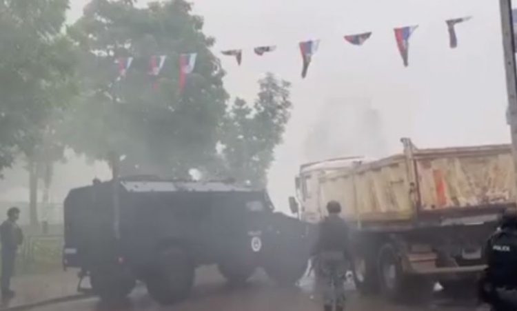 Situata në Veri të Kosovës/ Autoblindi i policisë godet kamionin e vendosur si barrikadë
