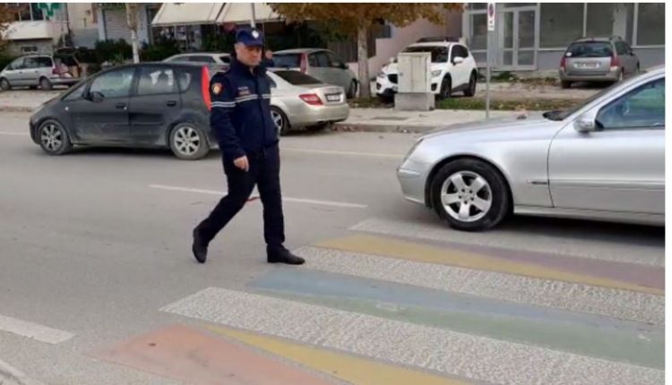 Makina përplas 68-vjeçarin te vijat e bardha në Berat