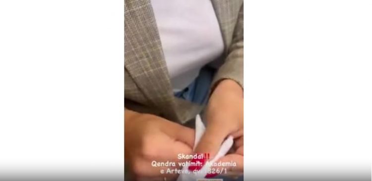 VIDEO/ Moderatorja ngre alaramin: Shenja në gisht hiqet fare lehtë