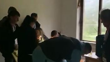 Tragjikomike, votimi bëhet… falë blicit të telefonit