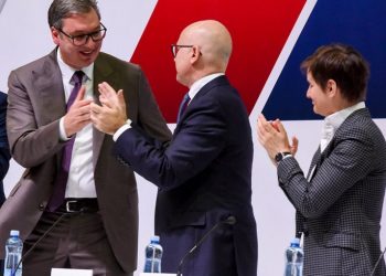 Vuçeviç zgjidhet në krye të SNS-së : Do ruajmë Kosovën si pjesë e Serbisë