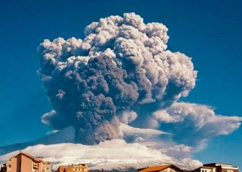 Vullkani Etna në Itali ka nisur të shpërthejë, tym dhe hi mbi Katania