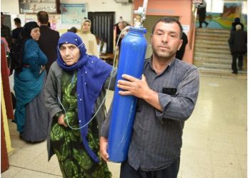 Turqit shkojnë të votojnë me bombola oksigjeni (FOTO)