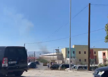 Zjarr pranë ambienteve të paraburgimit në Vlorë