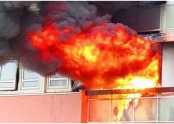 Zjarr i madh në një pallat në Astir (VIDEO)