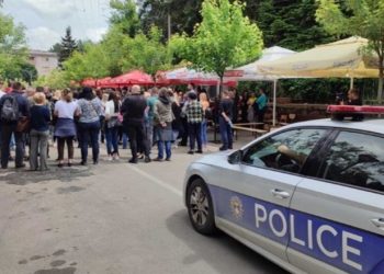 Sërish tensione në Zveçan, sulmohet me gurë makina e policisë së Kosovës