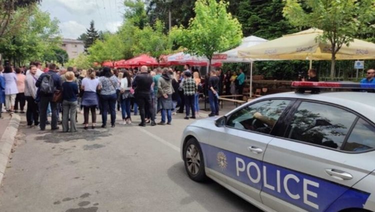 Sërish tensione në Zveçan, sulmohet me gurë makina e policisë së Kosovës