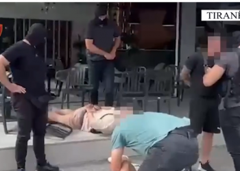 Drogë në lokalet e natës në Tiranë/ Operacionalja i shtrin në tokë në kafene, PAMJET nga aksioni