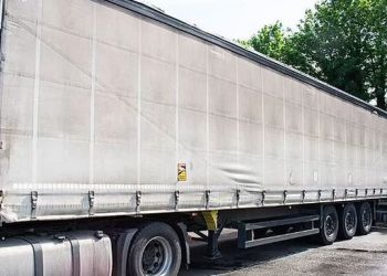 Kalimi ilegal në Britani/ Shqiptarët heqin dorë nga gomonet, fshihen në kamionë