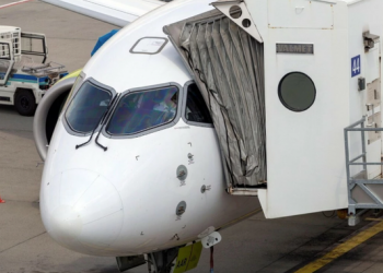 U sëmur gjatë fluturimit, 11-vjeçari vdes pas uljes emergjente të avionit