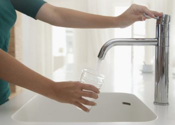 “Jo nuk është uji”/ Ja pija që na hidraton më mirë