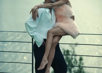 ‘Kam një kosovare gangstere krah meje!’/ Si është të kesh një partnere si Rita Ora? Taika Waititi e përshkruan