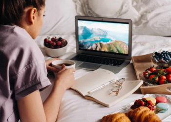 Mjeku tregon arsyen e frikshme se pse nuk duhen të hani në shtrat