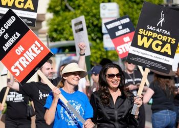 Skenaristët e Kalifornisë vazhdojnë grevën duke i kushtuar miliona dollarë Hollivudit