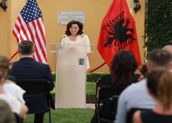 Stafi i ambasadës amerikane i jep lamtumirën Yuri Kim, dhurata e veçantë për ambasadoren në ikje
