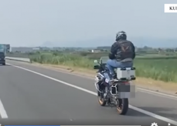 VIDEO/ 40-vjeçari me motor dhuron “spektakël” në autostradë pastaj e pëson nga policia