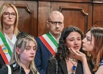 “Fluturo lart Kevin”, qindra persona i japin lamtumirën 19-vjeçarit shqiptar