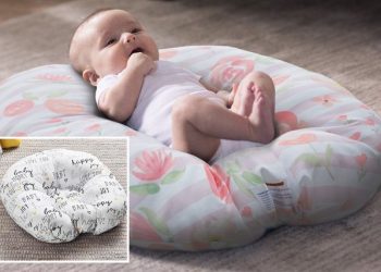 Evitoni përdorimin e jastëkëve specifik për foshnjat tuaja, ja dëmi që sjellin