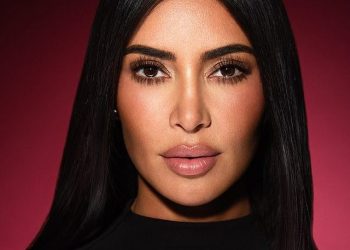 Veshja e Kim Kardashian në eventin e Louis Vuitton, u cilësua si më e keqja e të gjitha kohërave