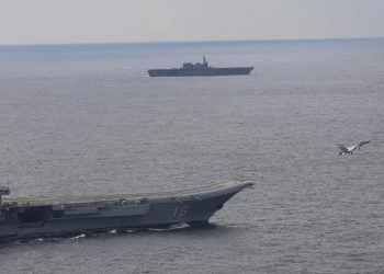 Vijojnë tensionet/ Aeroplanmbajtësja kineze lundron përmes ngushticës së Tajvanit