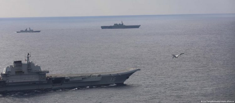 Vijojnë tensionet/ Aeroplanmbajtësja kineze lundron përmes ngushticës së Tajvanit