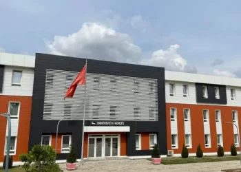 Numri i ulët i studentëve/ “Shkrihet” Universiteti i Korçës, bashkohet me atë të Tiranës