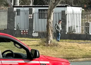 Përplasjet Australi-Rusi/ Diplomati rus krijon tension, ulet në vendin ku duhej të ishte ambasada ruse