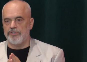 Rama në Kadastrën me çorape “rozë barbi” (FOTO LAJM)