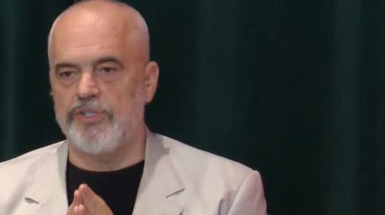 Rama në Kadastrën me çorape “rozë barbi” (FOTO LAJM)