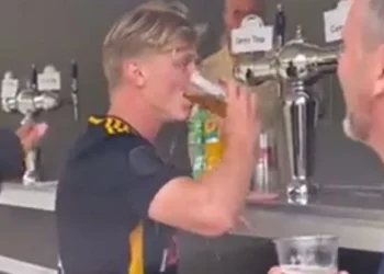 Lukas Fromm na mëson se si të festojmë golat në mënyrë origjinale