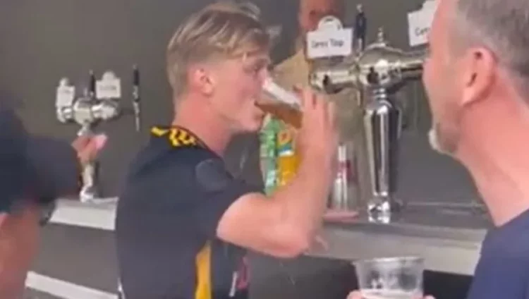 Lukas Fromm na mëson se si të festojmë golat në mënyrë origjinale