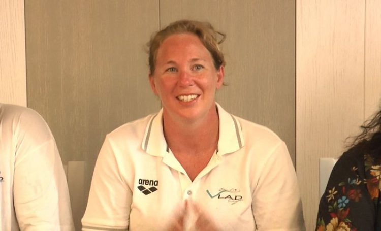 Ndërpreu sfidën e notit pas pickimit nga kandili, Eva Buzo tregon shenjat në trup