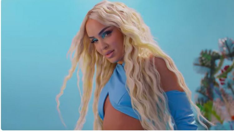 Adelina Berisha publikon këngën e re “Me ty”