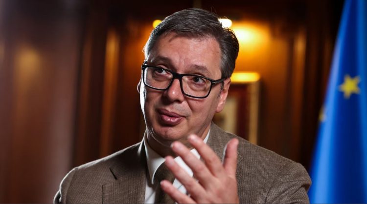 Vuçiç bisedon me Blinkenin për tensionet në veri të Kosovës