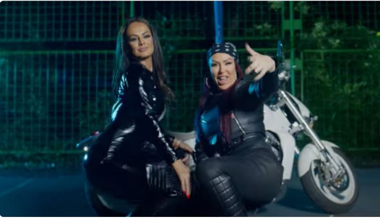 Arta Bajrami nxjerr dy këngë të reja (VIDEO)