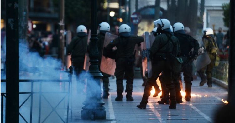 Mbytja e anijes, protesta masive në Athinë (FOTO)