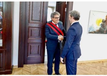 Bardh Spahia i dorëzon “çelësat” e bashkisë Benet Becit