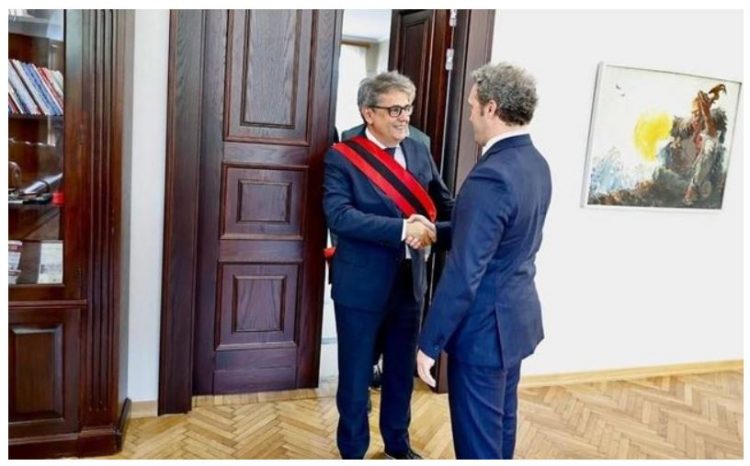 Bardh Spahia i dorëzon “çelësat” e bashkisë Benet Becit