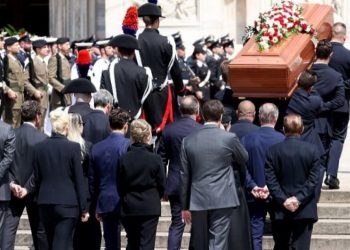 Politika, sporti dhe spektakli bashkohen në ceremoninë mortore në nder të Berlusconit (FOTO)