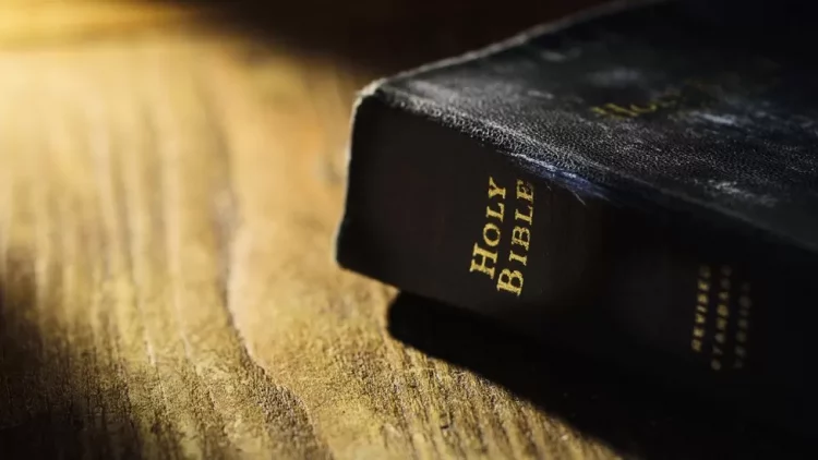 Distrikti në Utah ka hequr Biblën nga shkollat, motivi është absurd