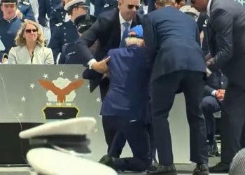 Joe Biden rrëzohet gjatë ceremonisë së diplomimit të Forcave të Armatosura