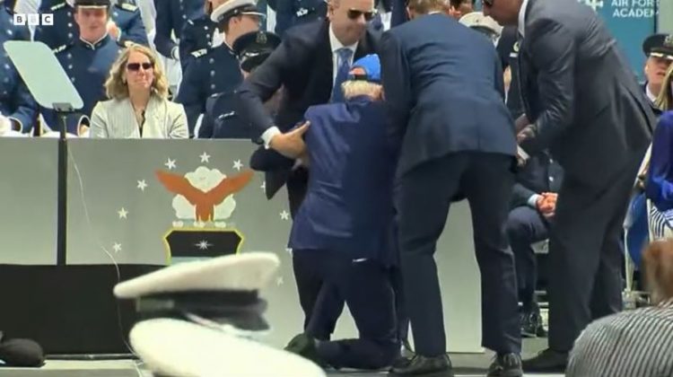 Joe Biden rrëzohet gjatë ceremonisë së diplomimit të Forcave të Armatosura