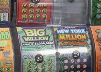 Bleu biletën fituese kur po mbyllej pika e shitjes, amerikani fiton 300 mijë dollarë