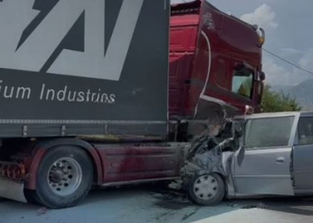 Trajleri përplaset me makinën, ka viktima