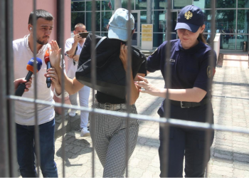 Alma K. “provokon” me simbolin në kapelen e saj