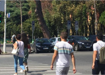 Pse të rinjtë shqiptarë jetojnë me prindërit? Dy arsyet sipas psikologëve