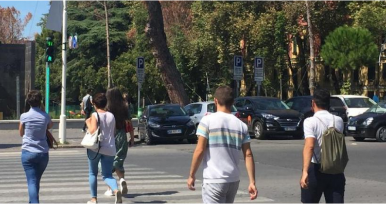 Pse të rinjtë shqiptarë jetojnë me prindërit? Dy arsyet sipas psikologëve