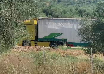 Brenda kamionit gjendet një gomone e mbuluar me bar, policia nis kontrollet