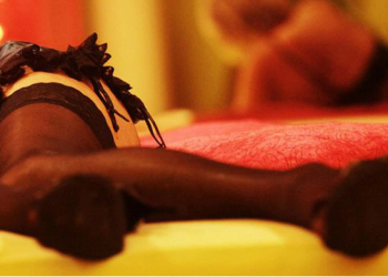 Një grua e varur në ballkon çoi policinë në gjurmët e bandës që trafikonte qënie njerëzore